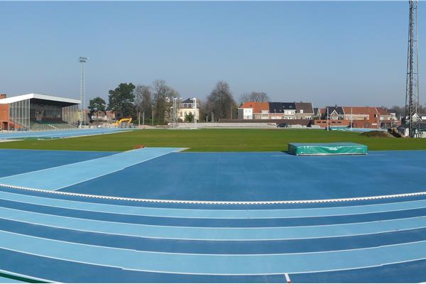 Aanleg kunststof atletiekpiste met aankomstgebouw, verlichting en omgevingswerken - Sportinfrabouw NV